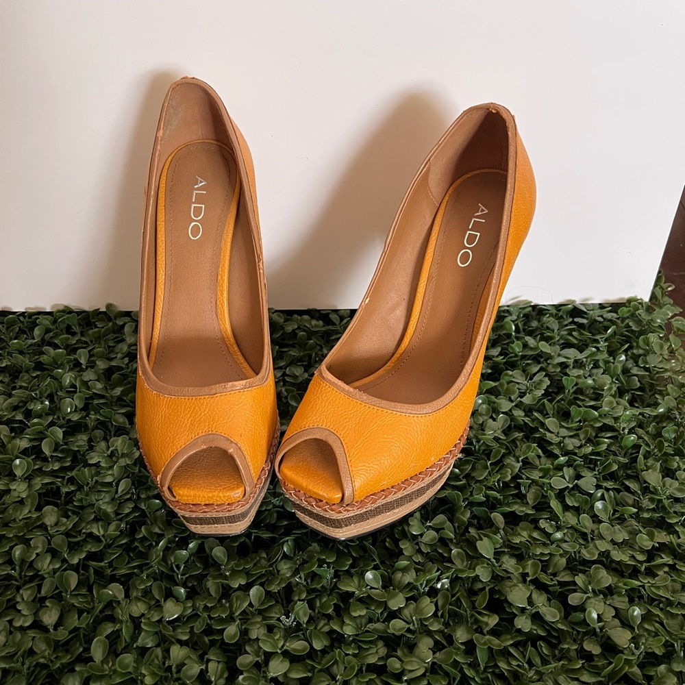 Yellow platform heels. Size 39. Great condition.
